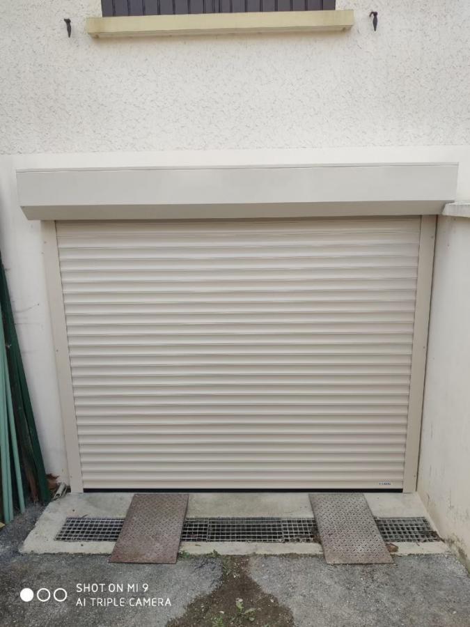 Porte de garage roulante beige 