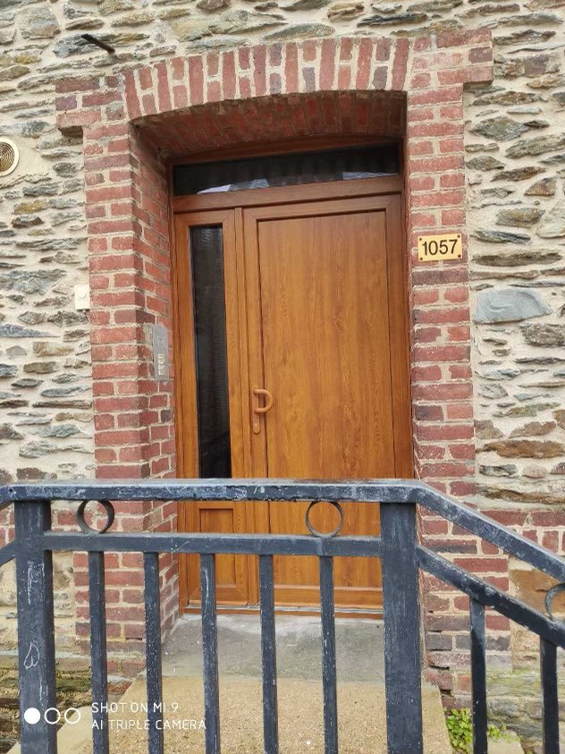 Porte d'entrée d'immeuble 