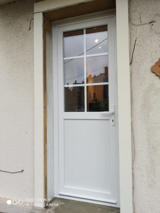 Porte d'entrée avec soubassement et petit bois PVC Blanc 