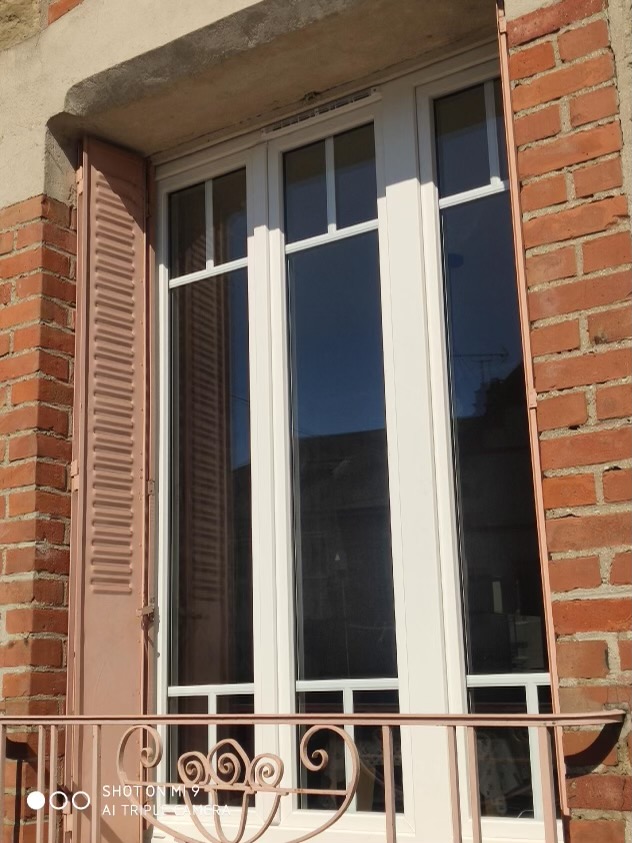 Fenêtre PVC blanc avec petit bois collés 