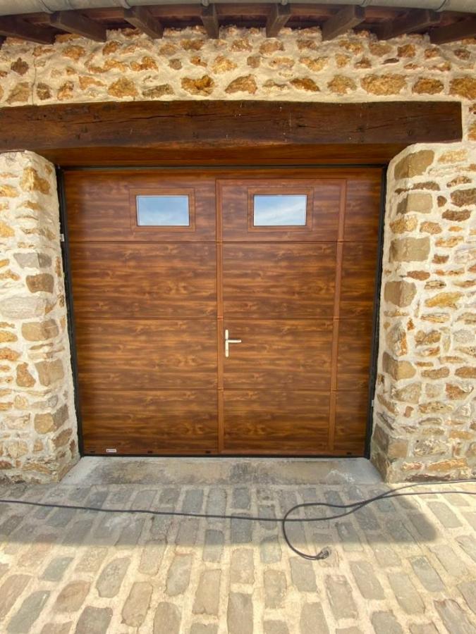 Porte de garage sectionnelle avec portillon 