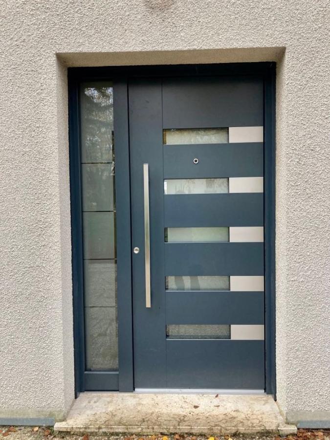 Porte en aluminium avec tierce vitrée 