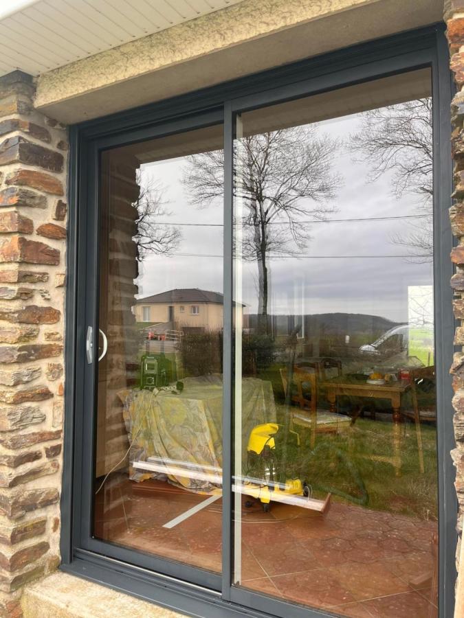 Porte fenêtre coulissante en aluminium avec volet roulant monobloc 