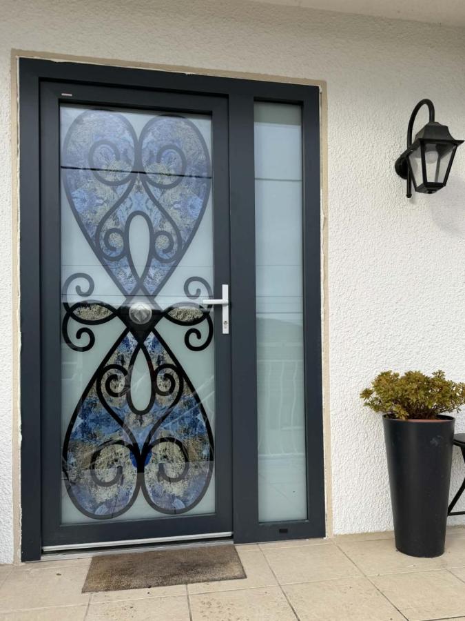 Porte d'entrée vitrée PVC / ALU