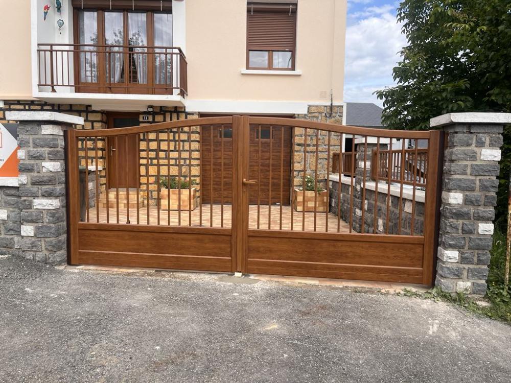 Portail en aluminium chêne doré 