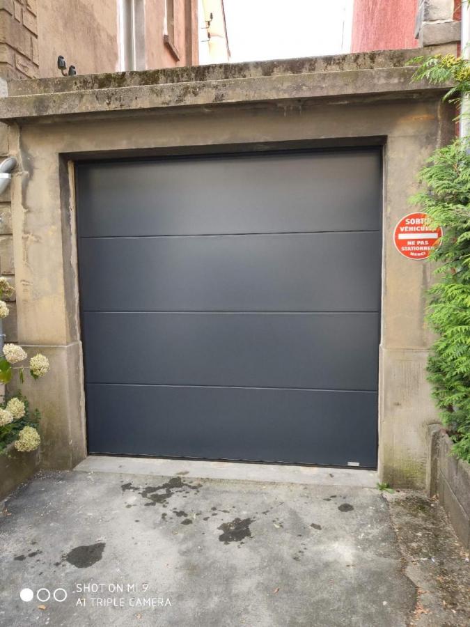 Porte de garage sectionnelle gris anthracite 
